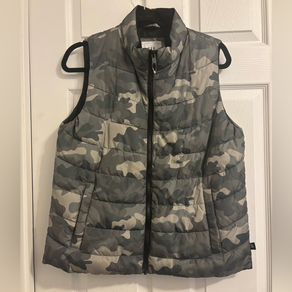 Gap Women’s Camouflage Puffer Vest size Medium EUC